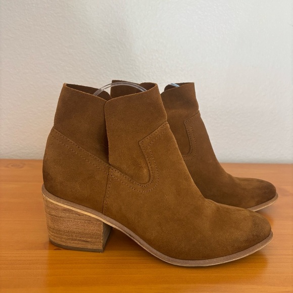 BP Tan Suede Ankle Boots with Block Heel Size 8.5 - Picture 2 of 10
